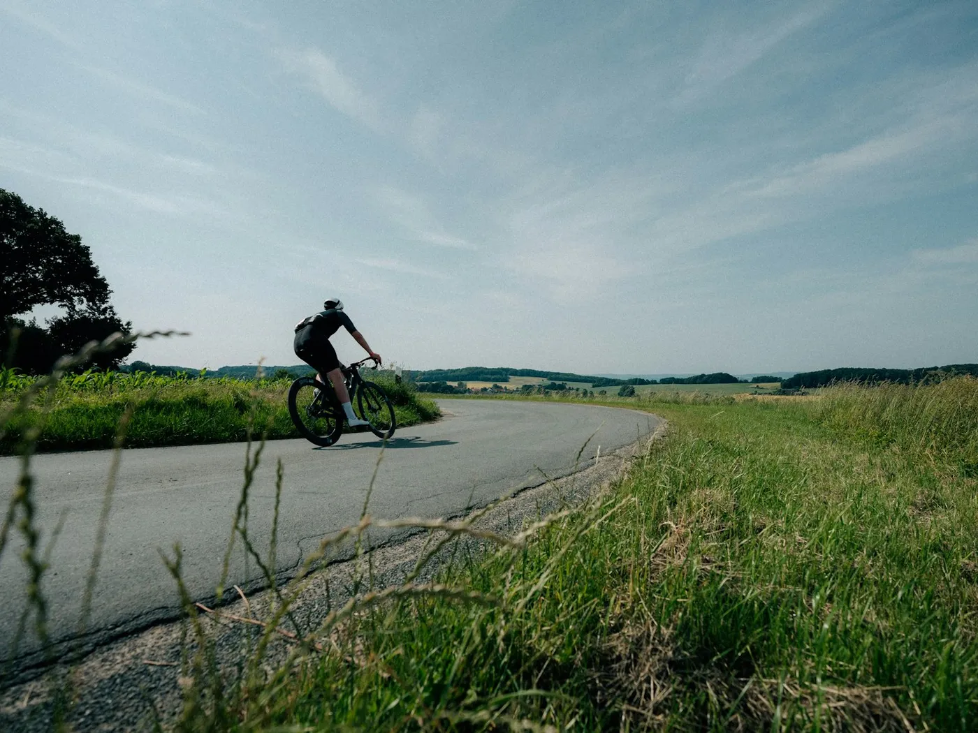 Fahrradfahrer auf einer Landstraße