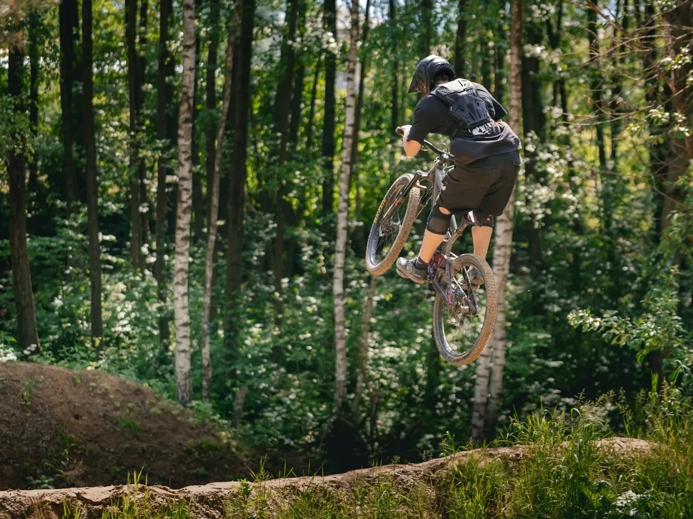 Mountainbiker beim Sprung im Bikepark